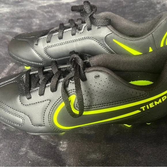Nike TIEMPO Soccer Cleats size 5Y Black and Green - Picture 2 of 3